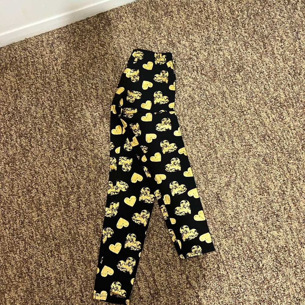 No boundaries leggings in black and gold color